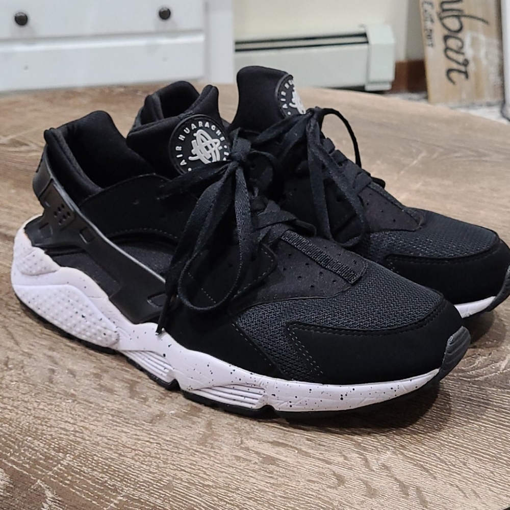 Nike Huarache black on black splatter white 9.5